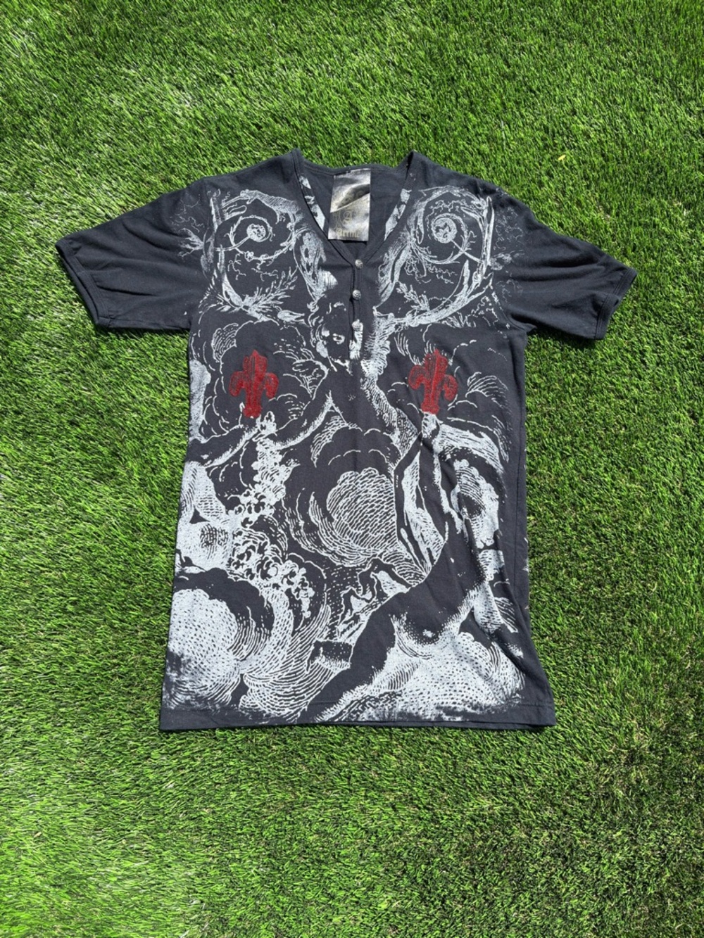 Y2K Artine Women’s Black Short-Sleeve Graphic Tee with Red Crest Accents